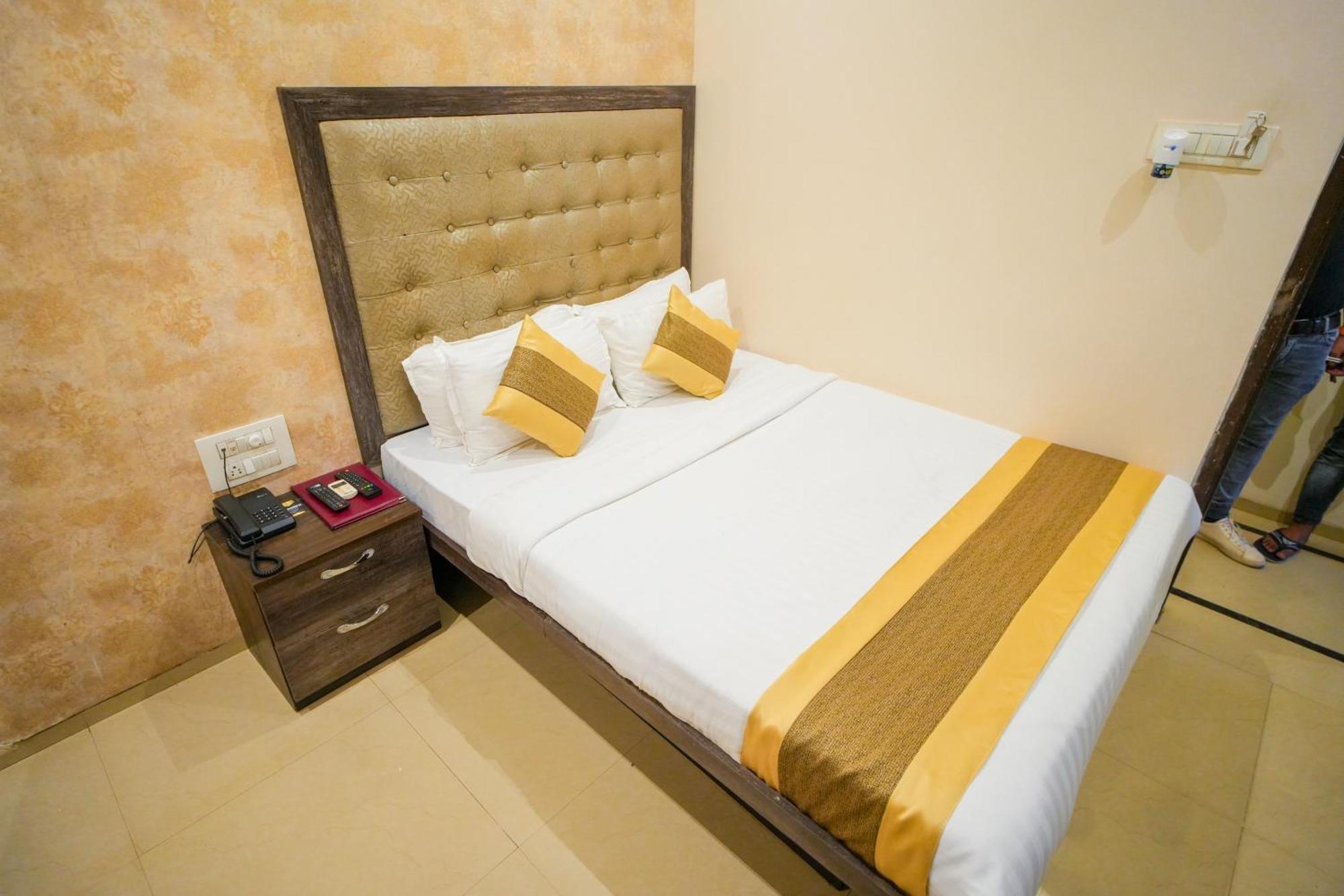 Hotel Skylink Hospitality Mahalaxmi Mumbai Exterior foto